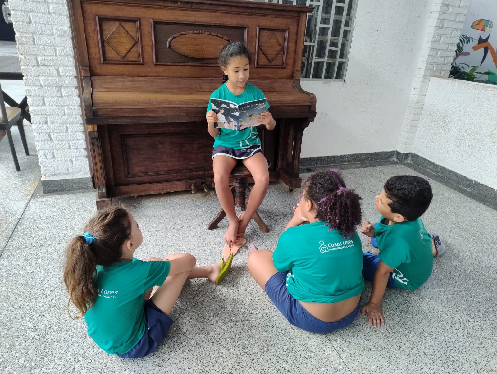 Criancas Casas Lares GEAEF com livrinho
