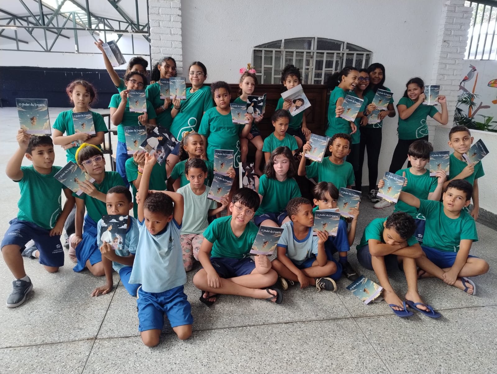 Criancas Casas Lares GEAEF com livrinho